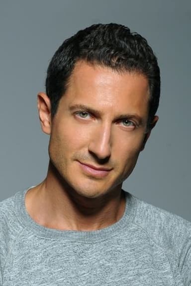 Photo de Sasha Roiz