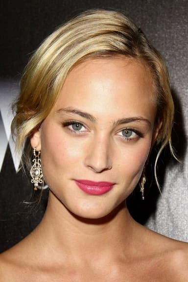 Photo de Nora Arnezeder
